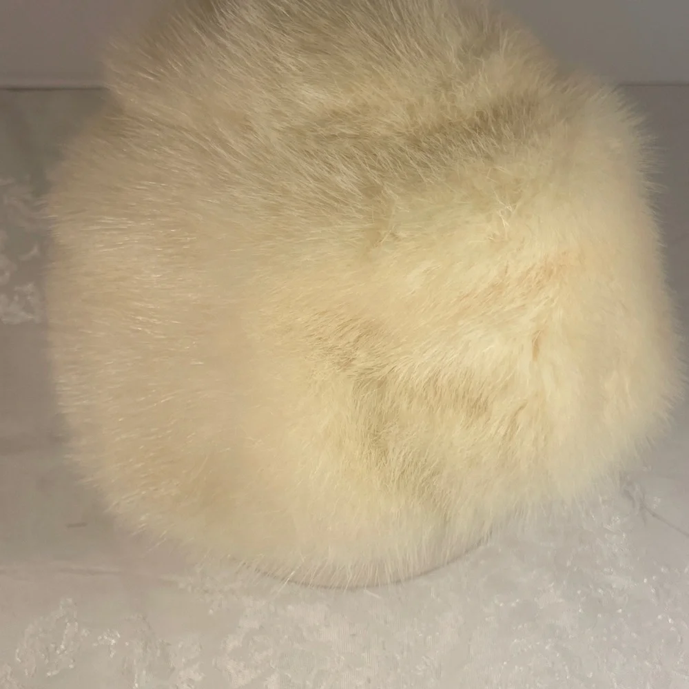 VINTAGE Cream Fur Hat from ORBACH’S OVAL ROOM 50’s -60’s.  Likely Mink.